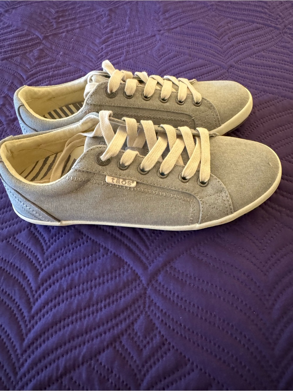 Taos Footwear Women's Light Gray Canvas Sneakers with Cream Laces